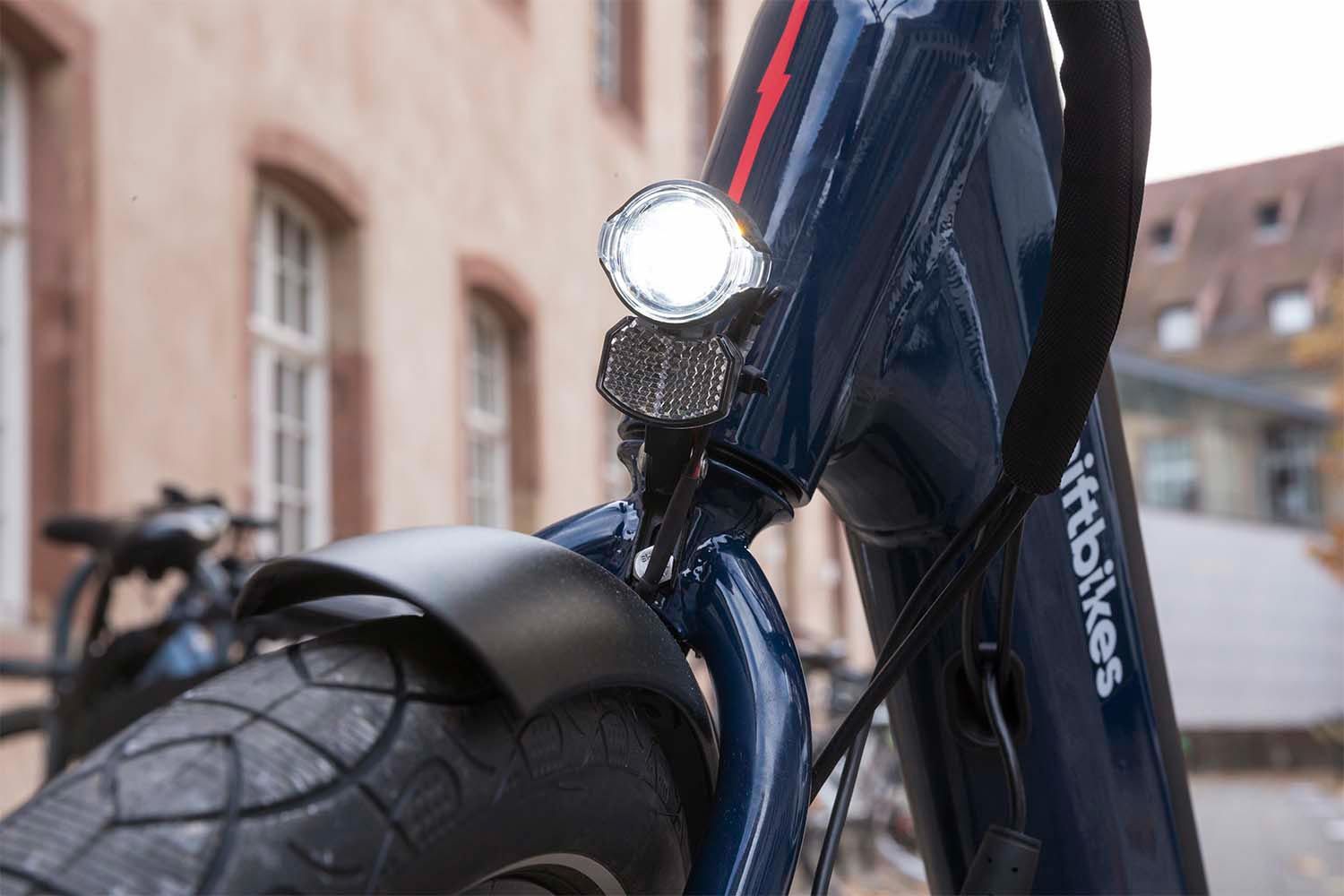 Vélo éléctrique Shiftbike bleu - luminaire